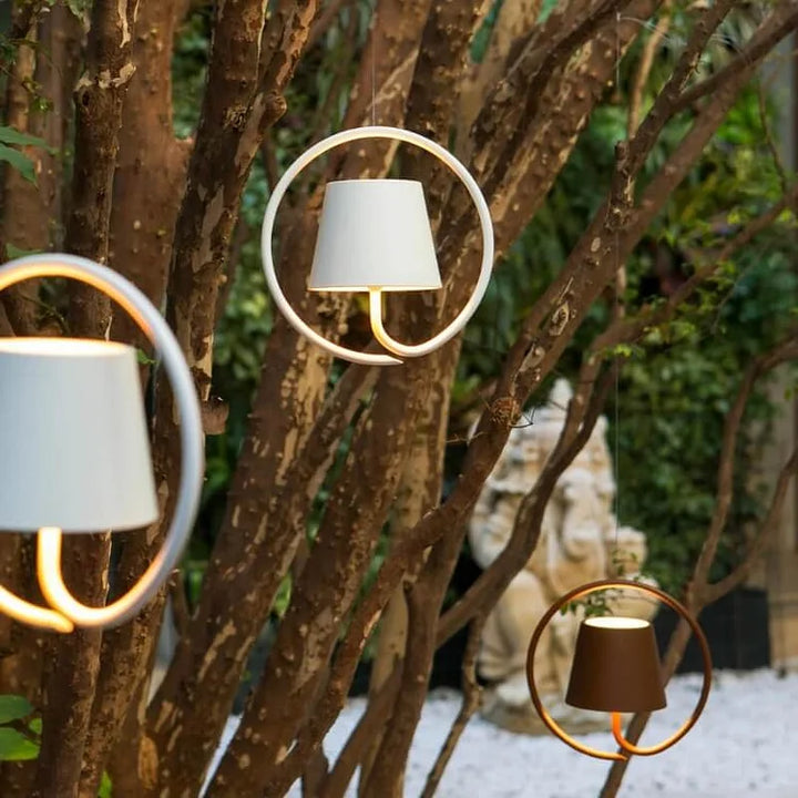 Moderne LED-Pendelleuchte für Innen- und Außenbereich