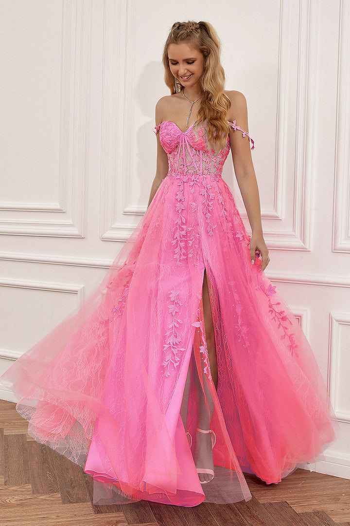 Frau in einem schulterfreien, pinken Abendkleid mit Blumenmuster und Tüllrock.