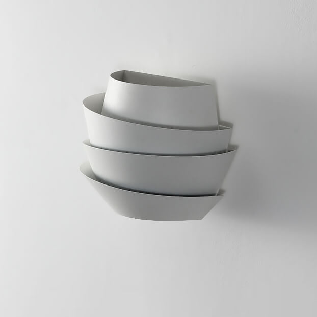 Weiße, moderne Wandvase aus Metall, dreiteilig, minimalistisch, für Inneneinrichtung.