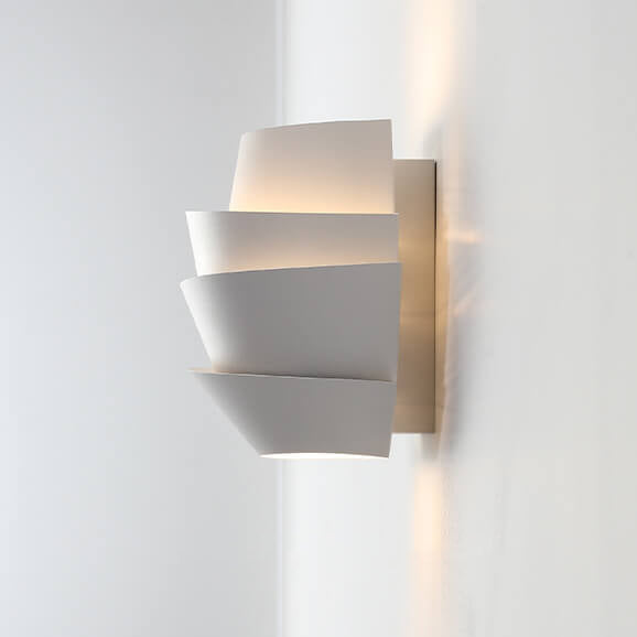 Moderne weiße Wandleuchte aus Metall, minimalistisches Design, Innenbeleuchtung.