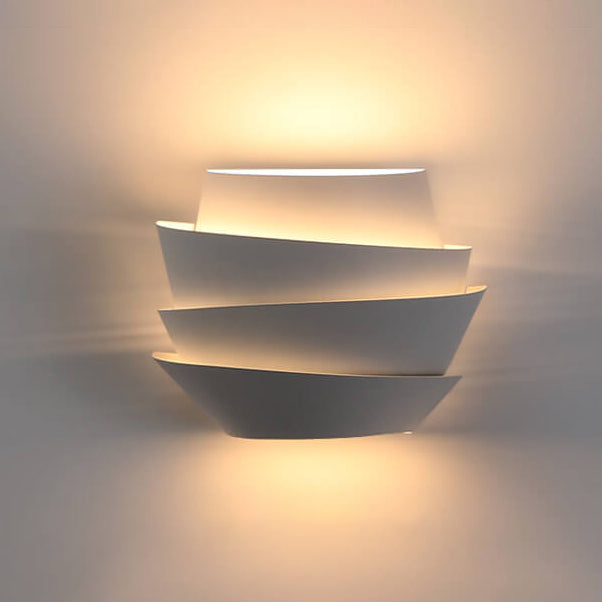 Moderne weiße Wandleuchte, geschichtetes Design, indirekte Beleuchtung, Wohnzimmerlampe.