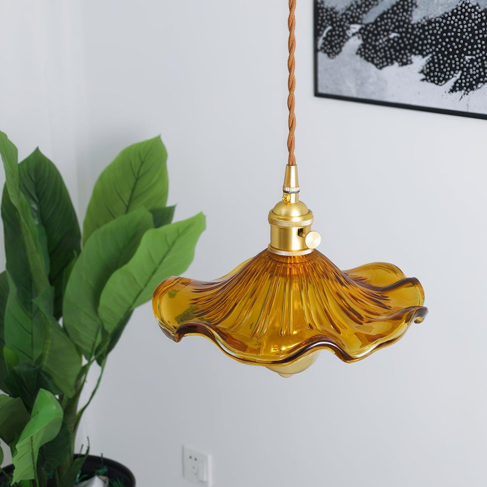 Elegante Glas-Pendelleuchte mit Hibiskusblüten