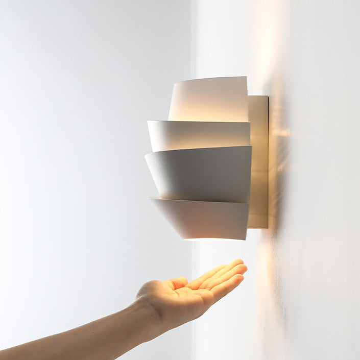 Moderne weiße Wandleuchte, geometrisches Design, energiesparend, Innenbeleuchtung.