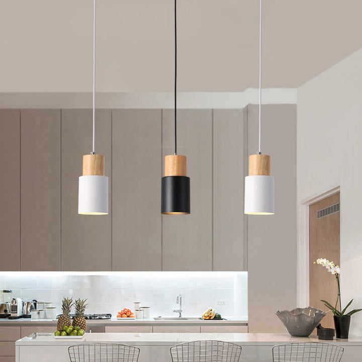 Moderne Hängelampen aus Holz und Metall in Küche, skandinavisches Design, schwarz und weiß.