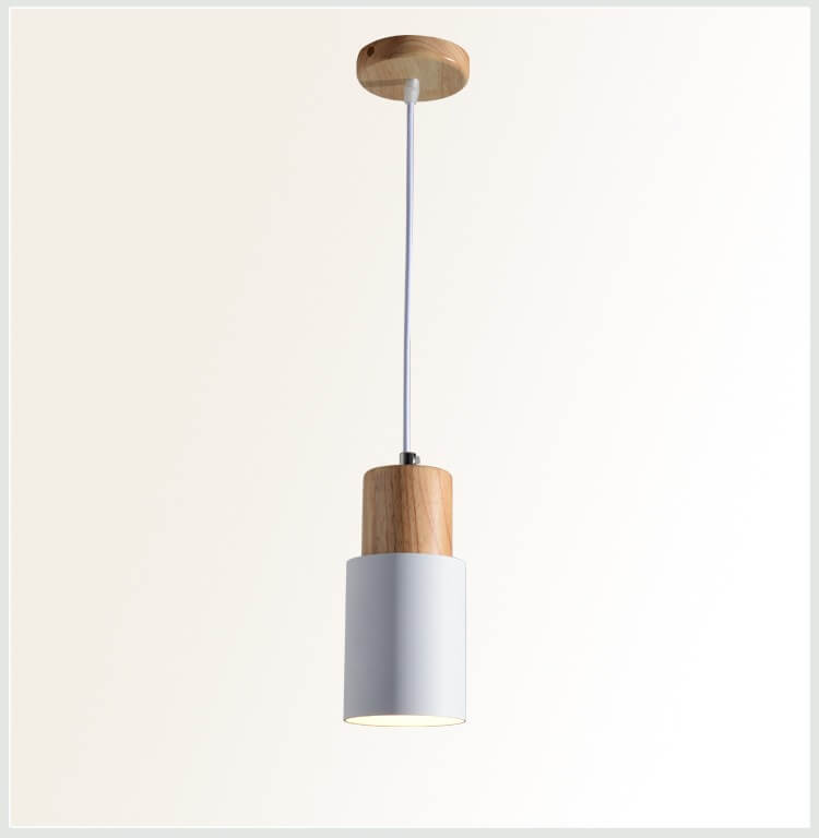 Moderne weiße Hängelampe mit Holzdetails, skandinavisches Design, minimalistische Beleuchtung.
