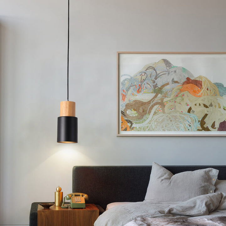 Moderne Hängelampe aus Holz und Metall über Nachttisch im Schlafzimmer, stilvolle Beleuchtung.