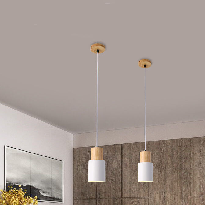 Moderne hängende Holz- und Metall-Pendelleuchten in Weiß, minimalistische Inneneinrichtung.