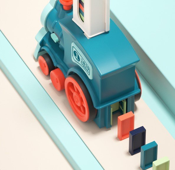 Blauer Spielzeugzug mit orangefarbenen Rädern auf Schienen, bunte Blöcke, Kinderzimmer-Dekor.