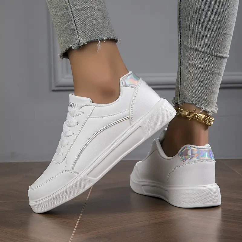 Weiße Damen-Sneaker aus Leder mit holografischen Details, modisch und bequem.