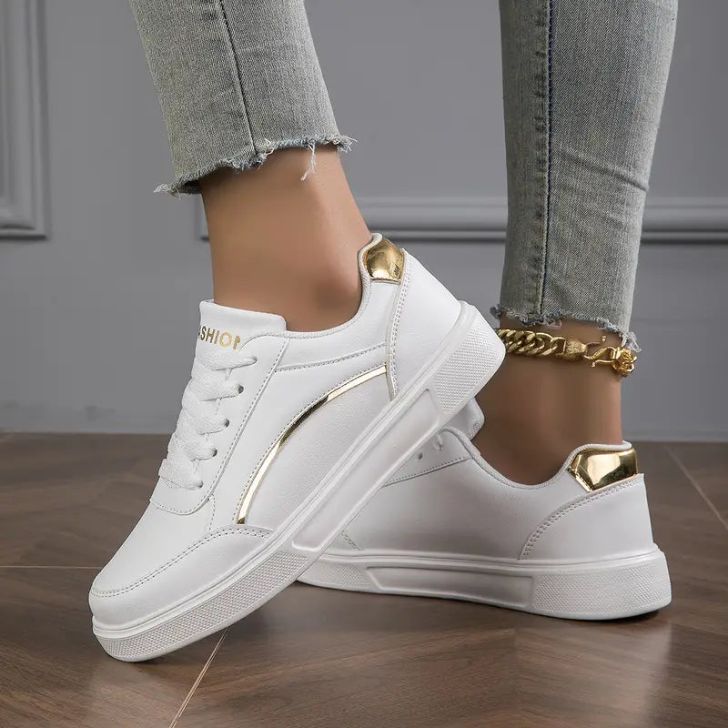 Weiße Damen-Sneaker mit goldenen Akzenten, modisch, bequem, ideal für Freizeitkleidung.