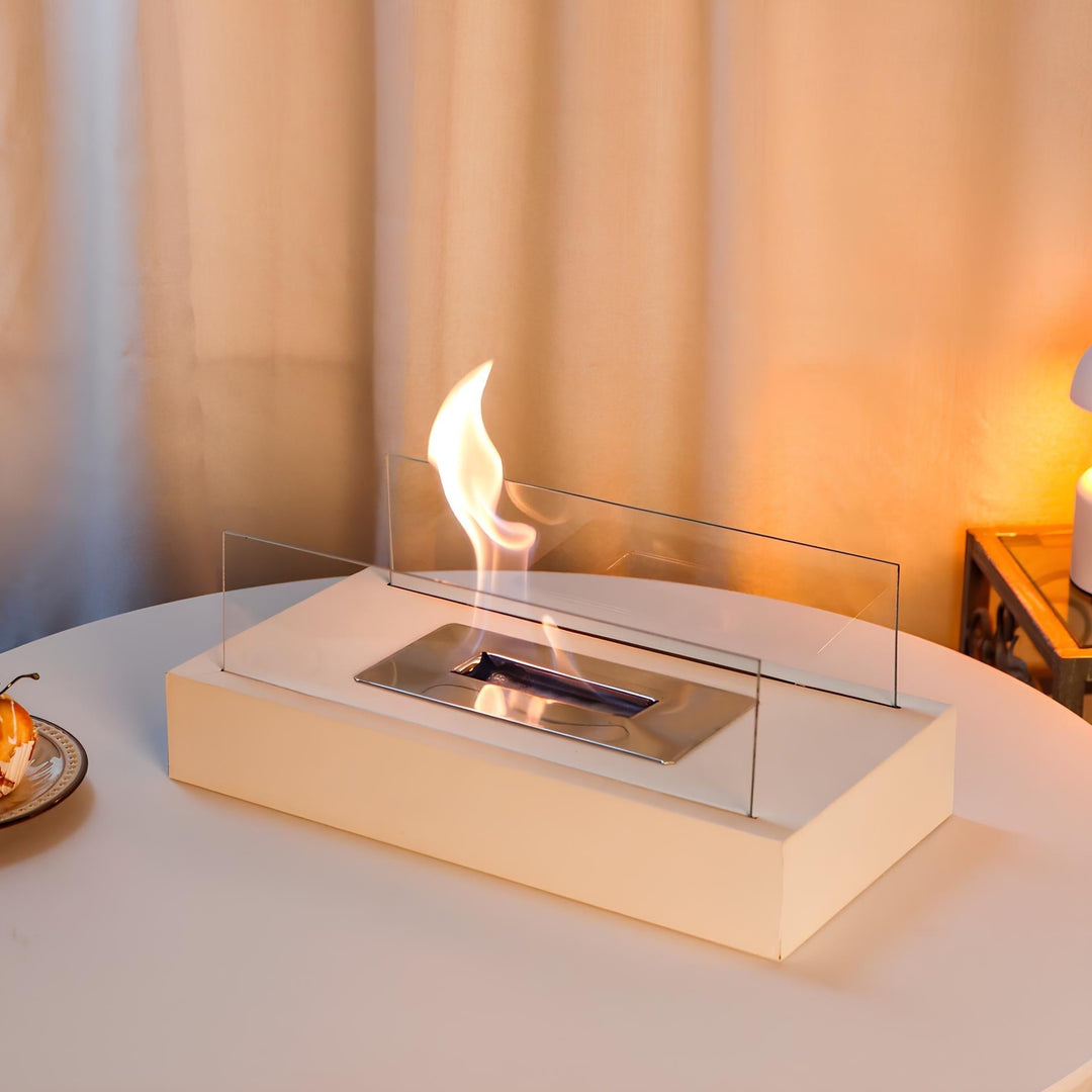 Moderne Tischkamin aus Glas und Metall, rechteckig, mit Flamme, ideal für Innenräume.