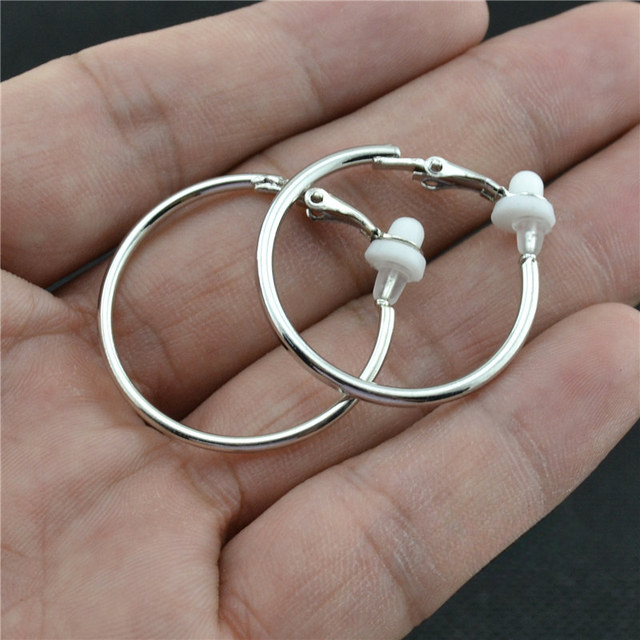 Silberne Creolen Ohrringe, Edelstahl, handgehalten, modisches Schmuckaccessoire.