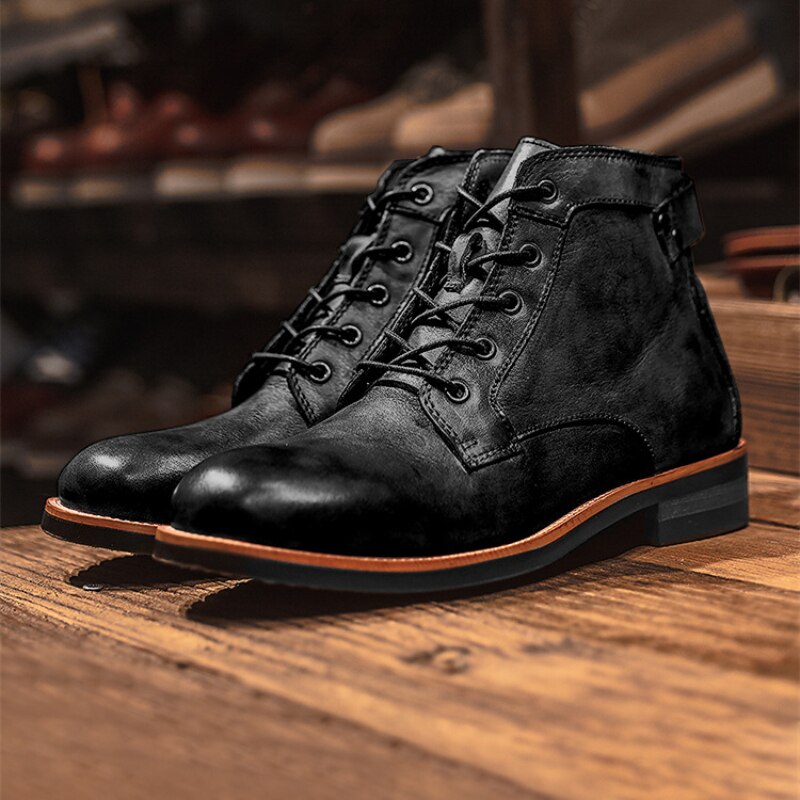 Schwarze Lederstiefel für Herren, Schnürung, rutschfeste Sohle, modisch, robust.