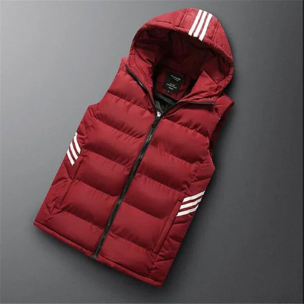 Rote Steppweste mit Kapuze, Reißverschluss, weißen Streifen, Herrenmode, Winterbekleidung.