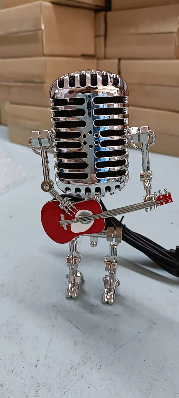Roboter-Lampe mit Gitarre für einen modernen Touch