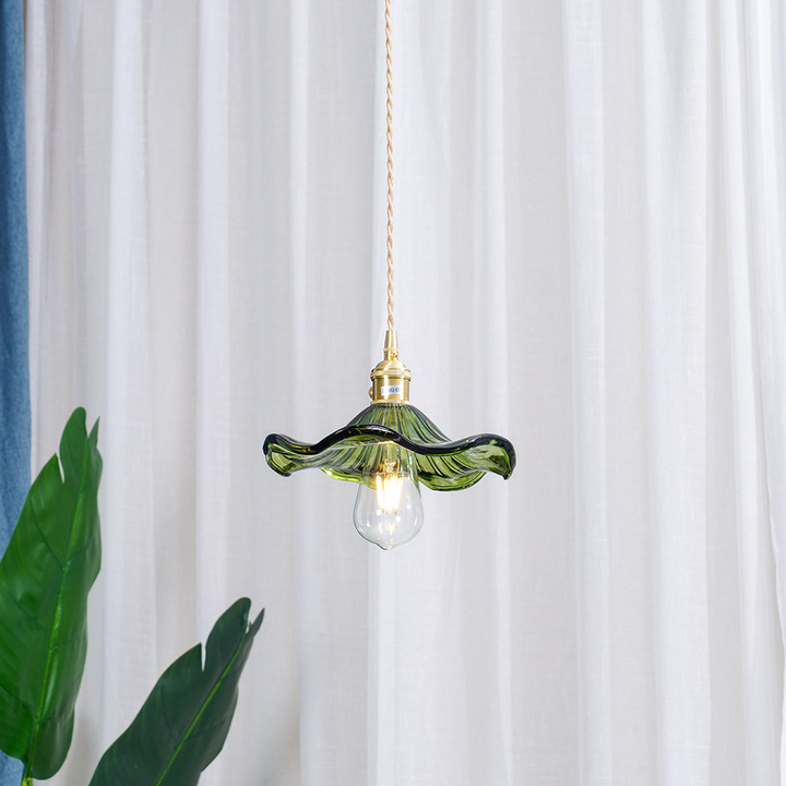 Elegante Glas-Pendelleuchte mit Hibiskusblüten
