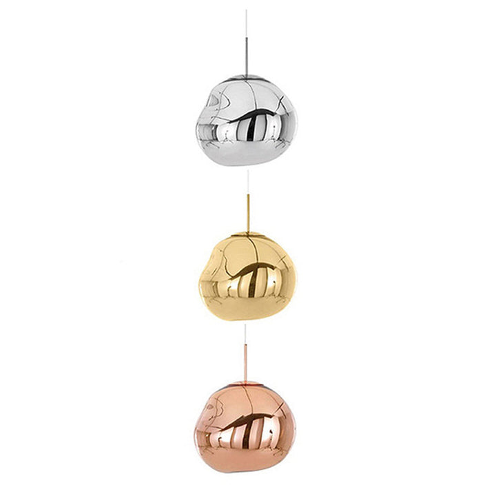Drei hängende Metalllampen, silber, gold, kupfer, modernes Design, Inneneinrichtung.