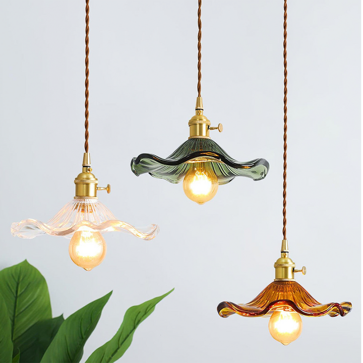 Elegante Glas-Pendelleuchte mit Hibiskusblüten