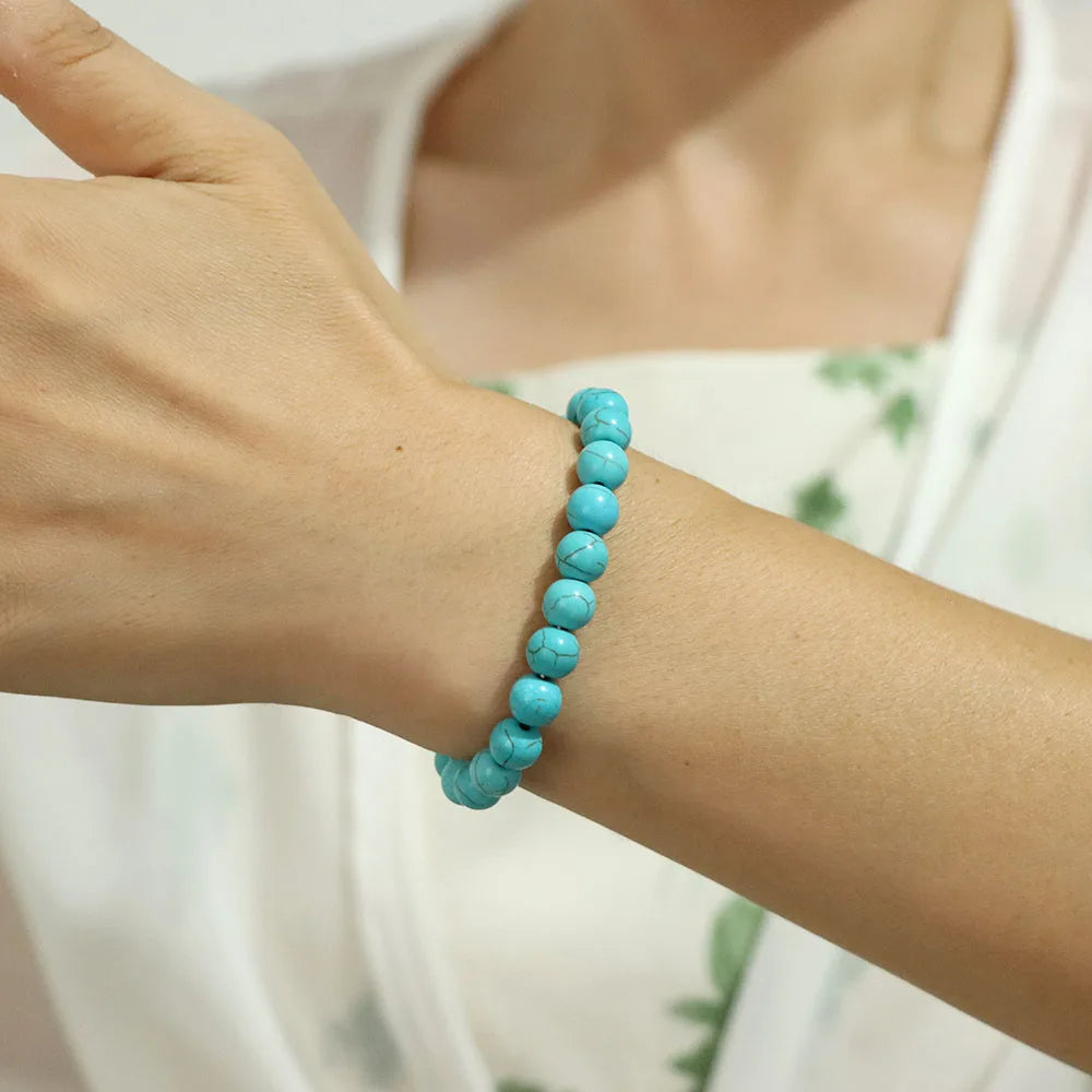 Damenarmband aus türkisfarbenen Perlen, modisches Accessoire, elegantes Design.