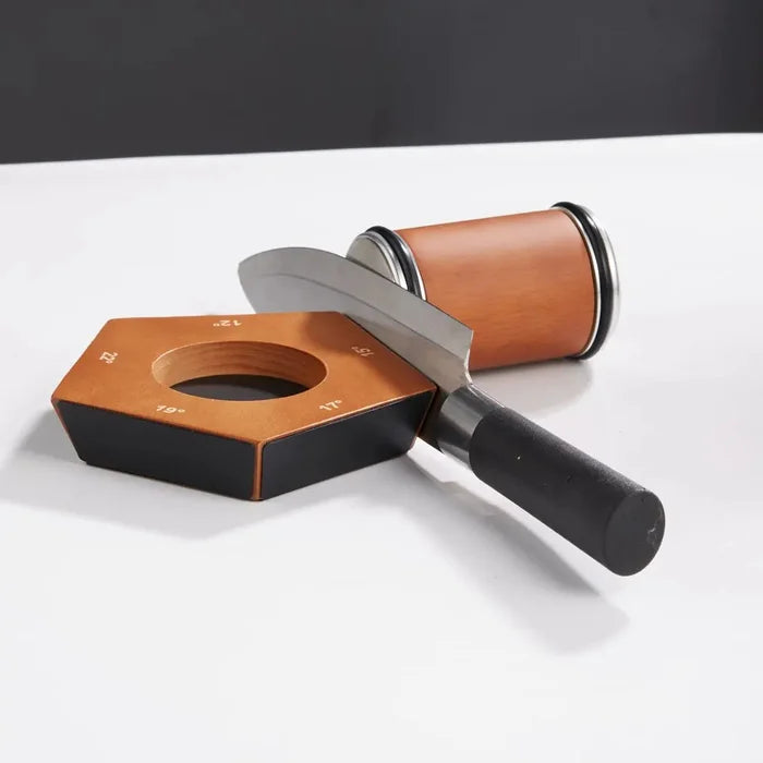 Küchenmesser mit schwarzem Griff und Holzblock, ideal für präzises Schneiden und Kochen.