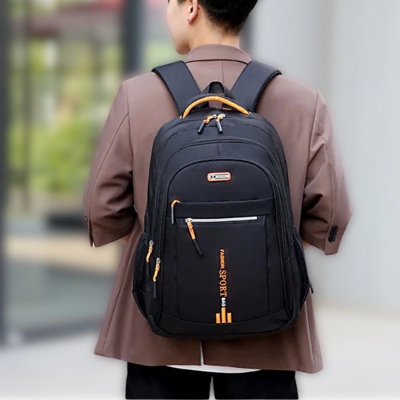Mann mit schwarzem Rucksack, Laptopfach, Outdoor, Reisen, wasserdicht, sportlich, modern.