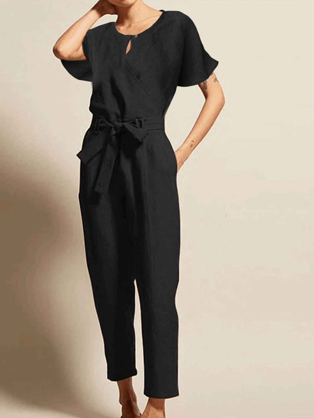 Sommer-Jumpsuit mit kurzen Ärmeln und Gürtel