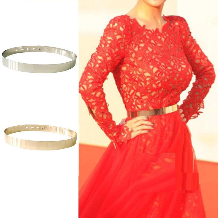 Rotes Spitzenkleid mit goldfarbenem Gürtel, elegantes Abendmode-Outfit für Damen.