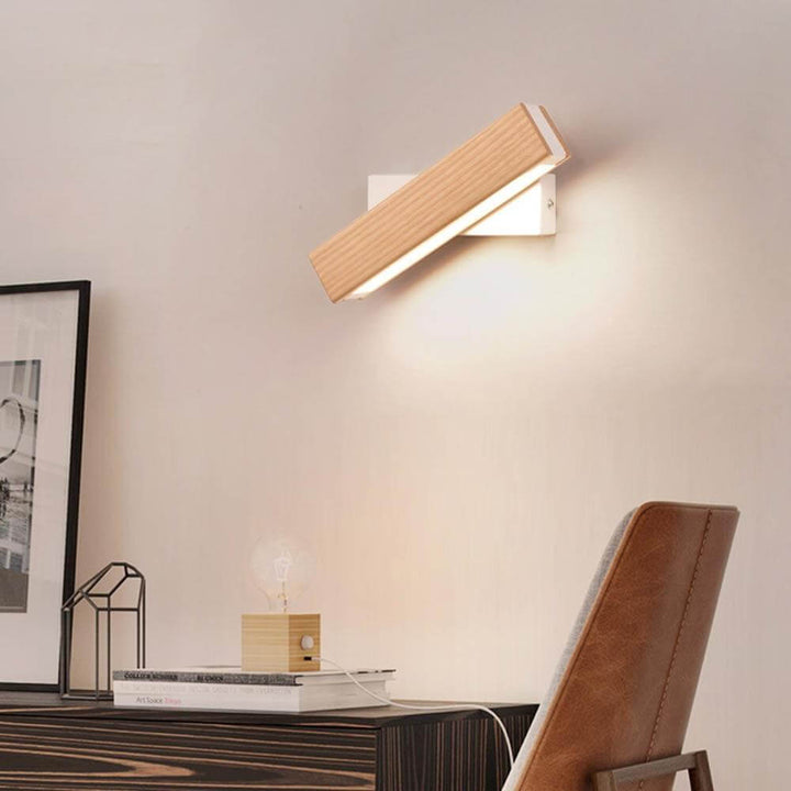 Moderne LED-Wandleuchte mit Drehfunktion aus Holz