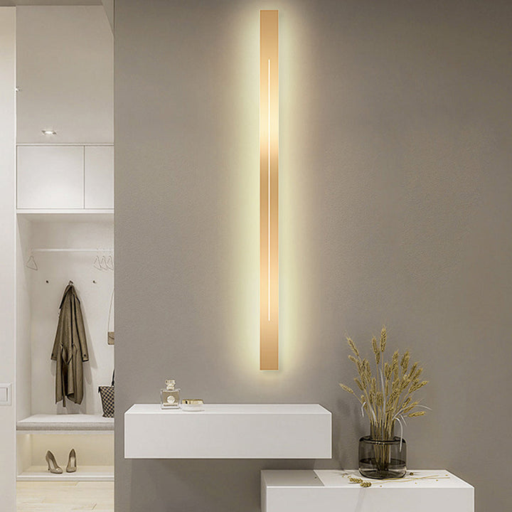 Moderne LED-Wandleuchte, vertikal, goldfarben, minimalistisch, Wohnzimmerbeleuchtung.