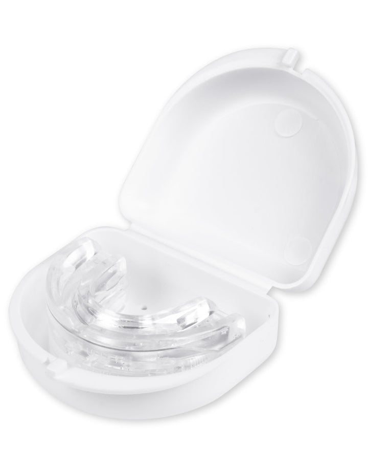 Transparente Zahnschiene in weißer Aufbewahrungsbox, Zahnschutz, Mundschutz, Dentalpflege.