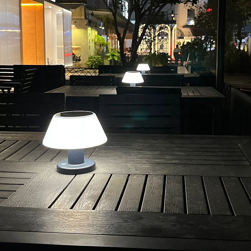 Solarbetriebene Tischlampe für Innen- und Außenbereich