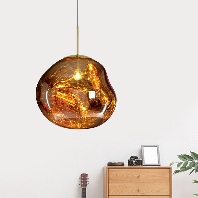 Moderne bernsteinfarbene Glas-Pendelleuchte, Wohnzimmer, elegantes Design, Beleuchtung.