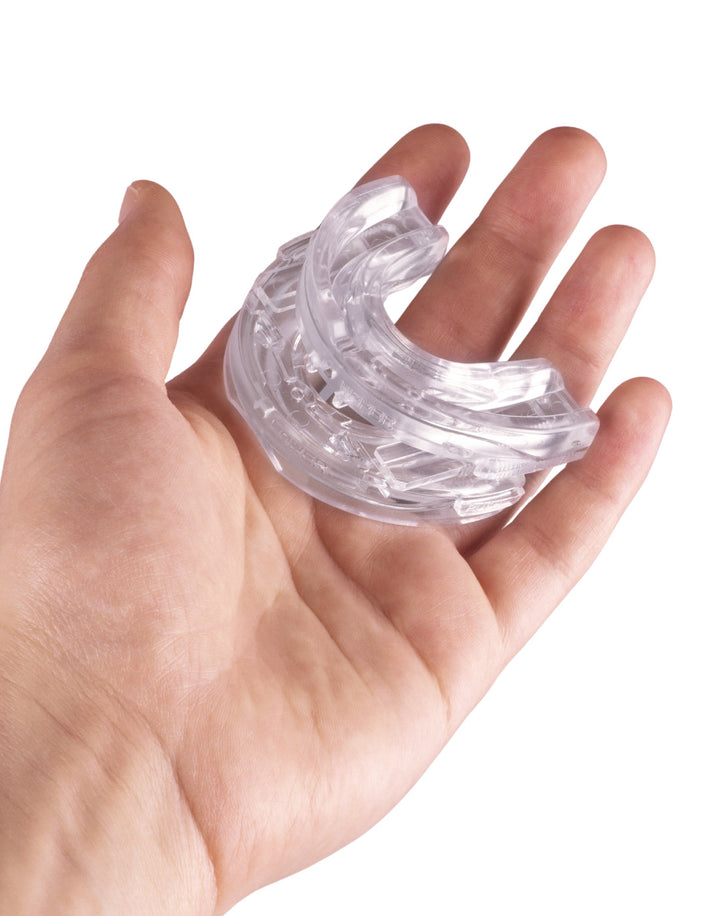 Transparente Zahnschiene gegen Zähneknirschen, in Hand gehalten, aus Kunststoff, für besseren Schlaf.