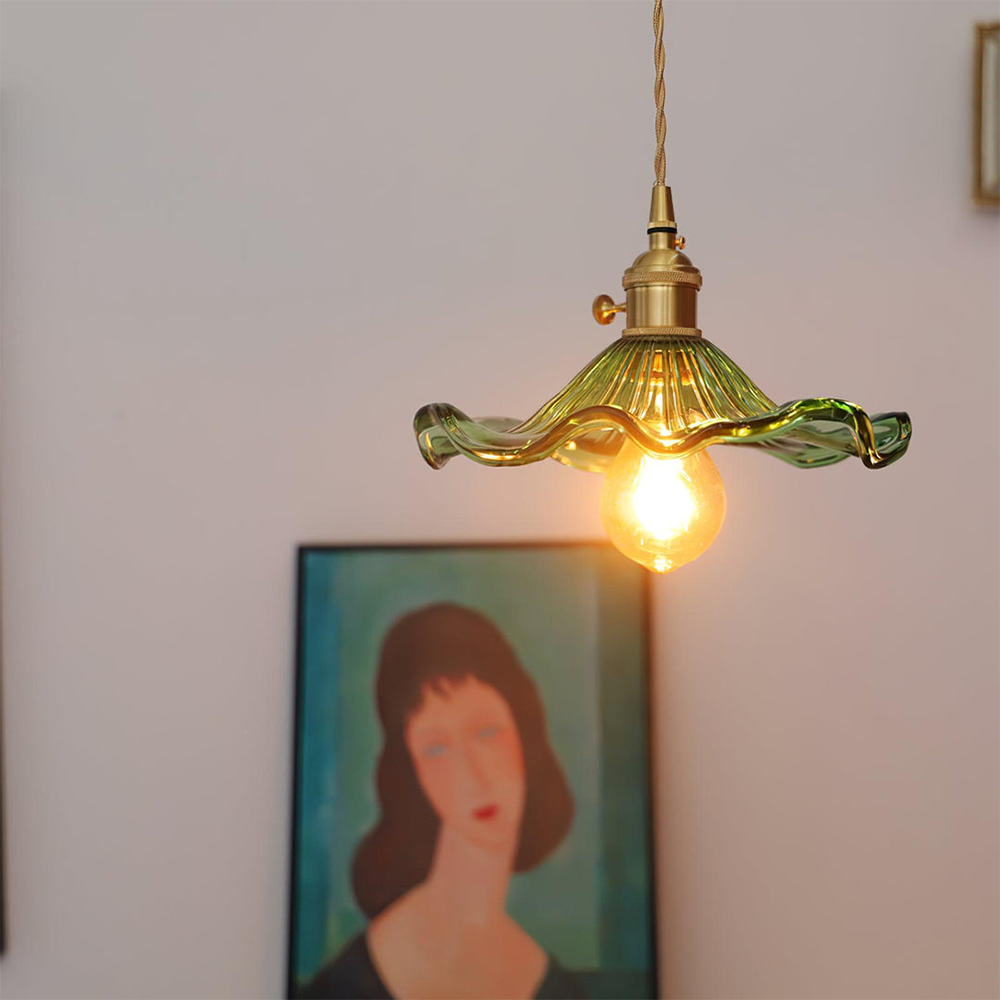 Elegante Glas-Pendelleuchte mit Hibiskusblüten