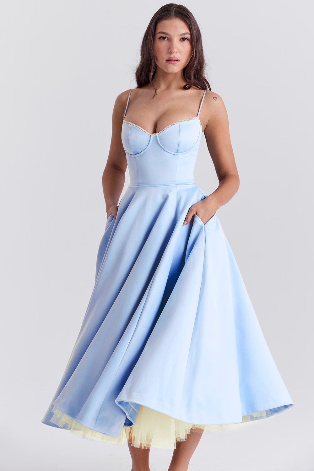 Elegantes Damenkleid mit Blumenmuster - Figurformend