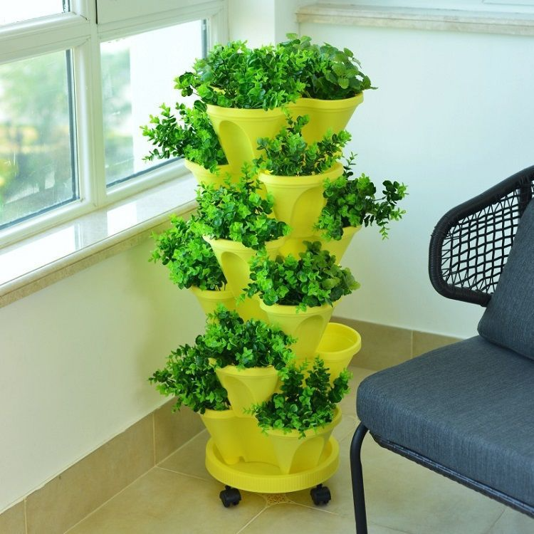 "6-Etagen vertikaler Pflanzturm für Blumen und Kräuter, platzsparend, modernes Design, ideal für kleine Gärten."
