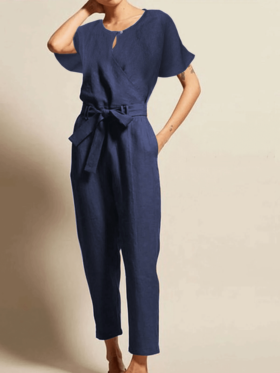 Sommer-Jumpsuit mit kurzen Ärmeln und Gürtel