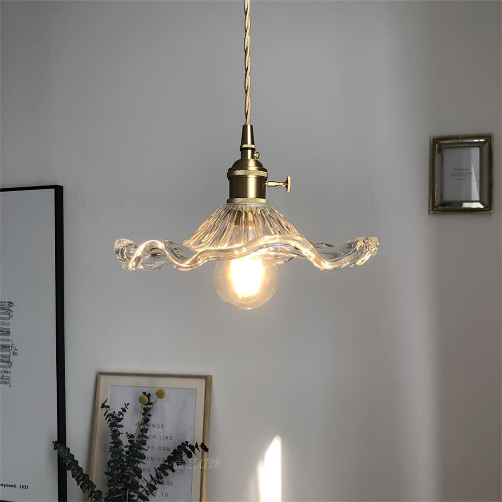 Elegante Glas-Pendelleuchte mit Hibiskusblüten