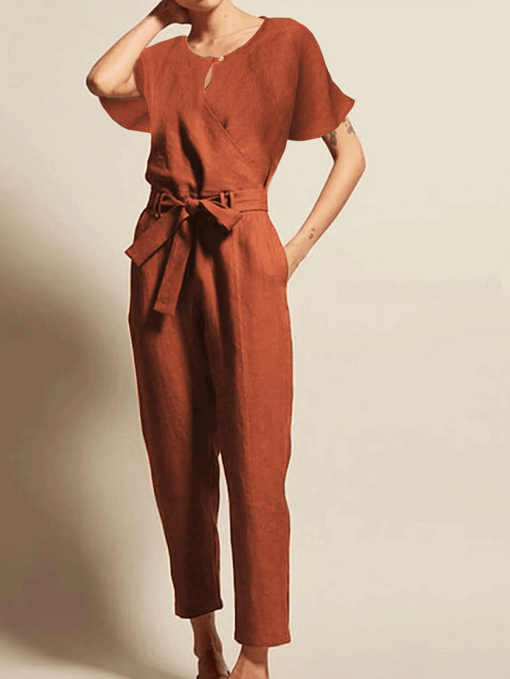 Sommer-Jumpsuit mit kurzen Ärmeln und Gürtel