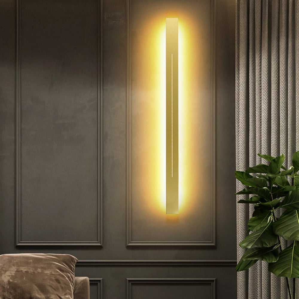 Moderne LED-Wandleuchte, vertikal, warmweißes Licht, Wohnzimmer, elegante Inneneinrichtung.
