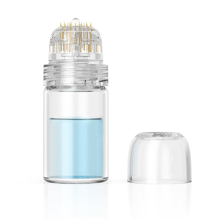 Klarer Dermaroller mit blauer Flüssigkeit, Mikronadel-Aufsatz, Hautpflege, transparentes Design.