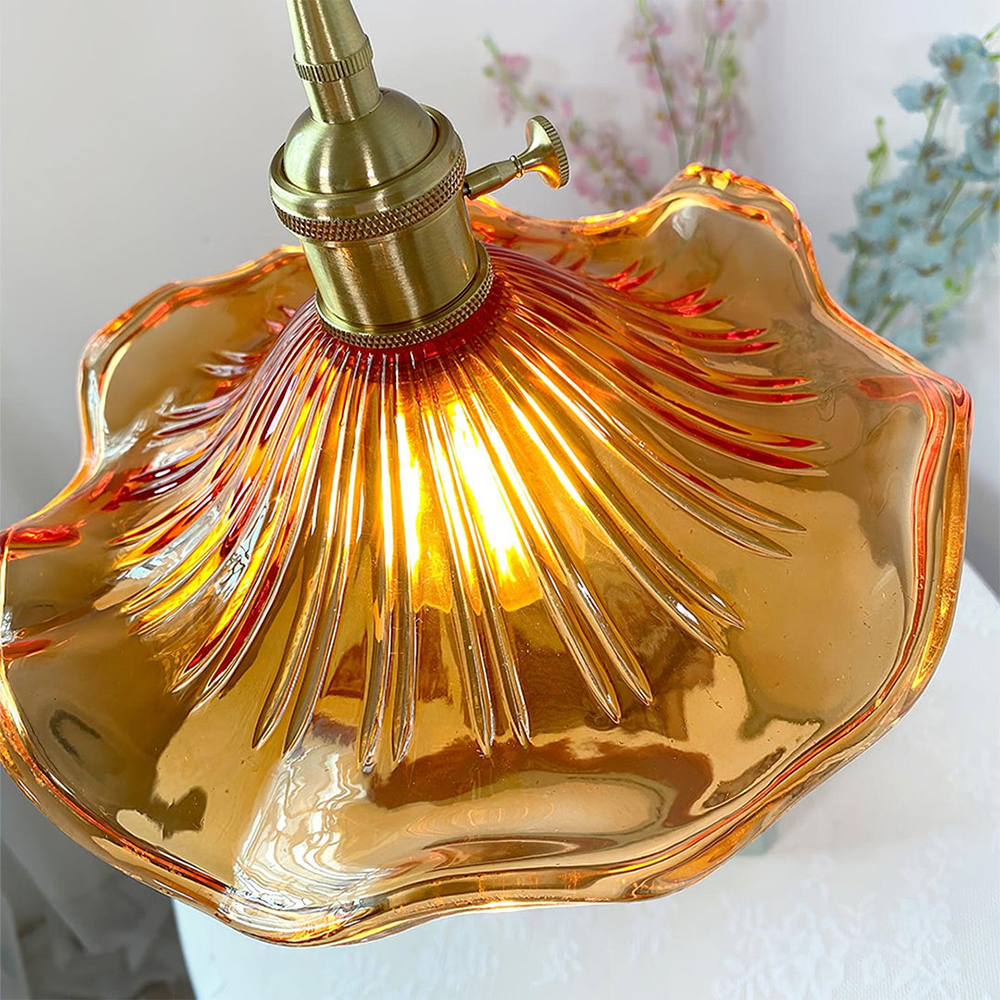 Elegante Glas-Pendelleuchte mit Hibiskusblüten