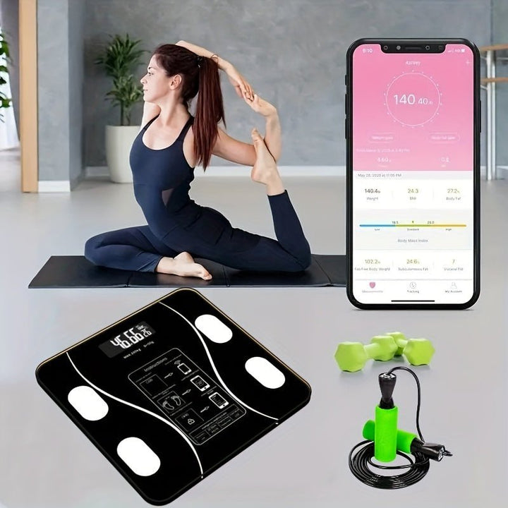 Frau beim Yoga, Fitness-App auf Smartphone, digitale Waage, grüne Hanteln, Springseil.