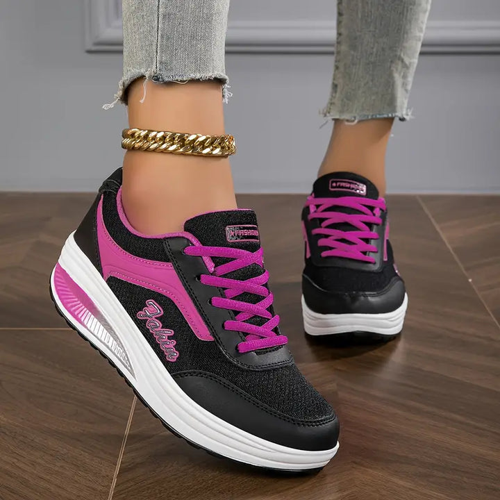 Schwarze Damen-Sneaker mit pinken Akzenten, Plateau-Sohle, Jeans, goldene Fußkette.