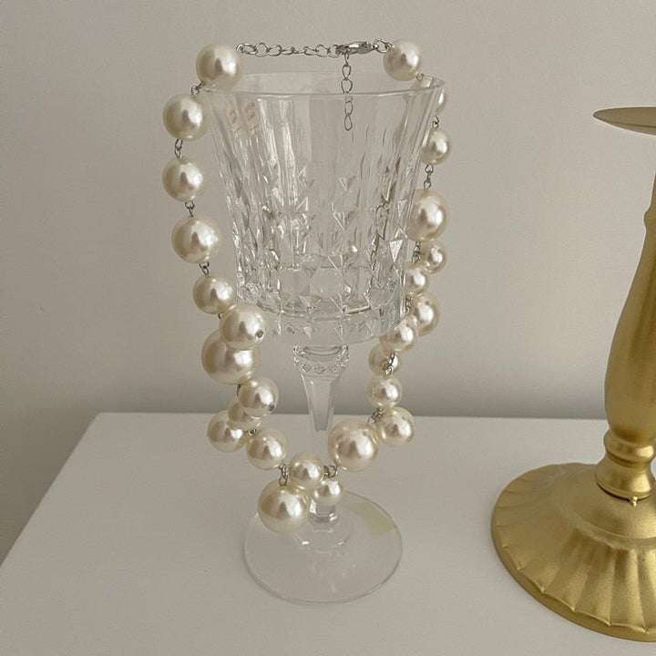 Perlenkette Damen, weiße Perlen, elegantes Design, Brautschmuck, Halskette auf Glas.