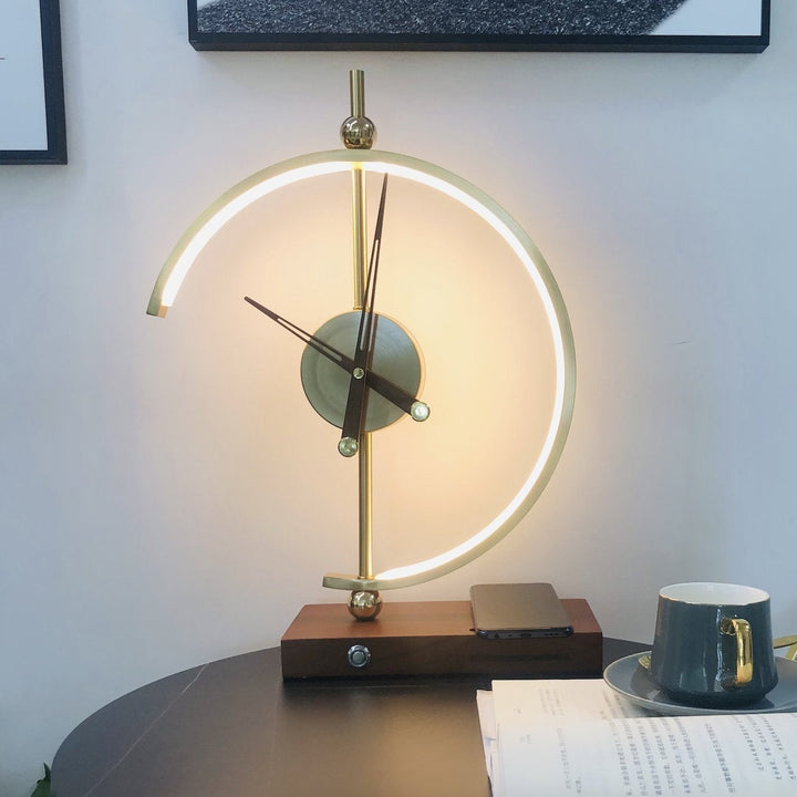 Elegante Tischlampe mit Ladegerät und Uhr