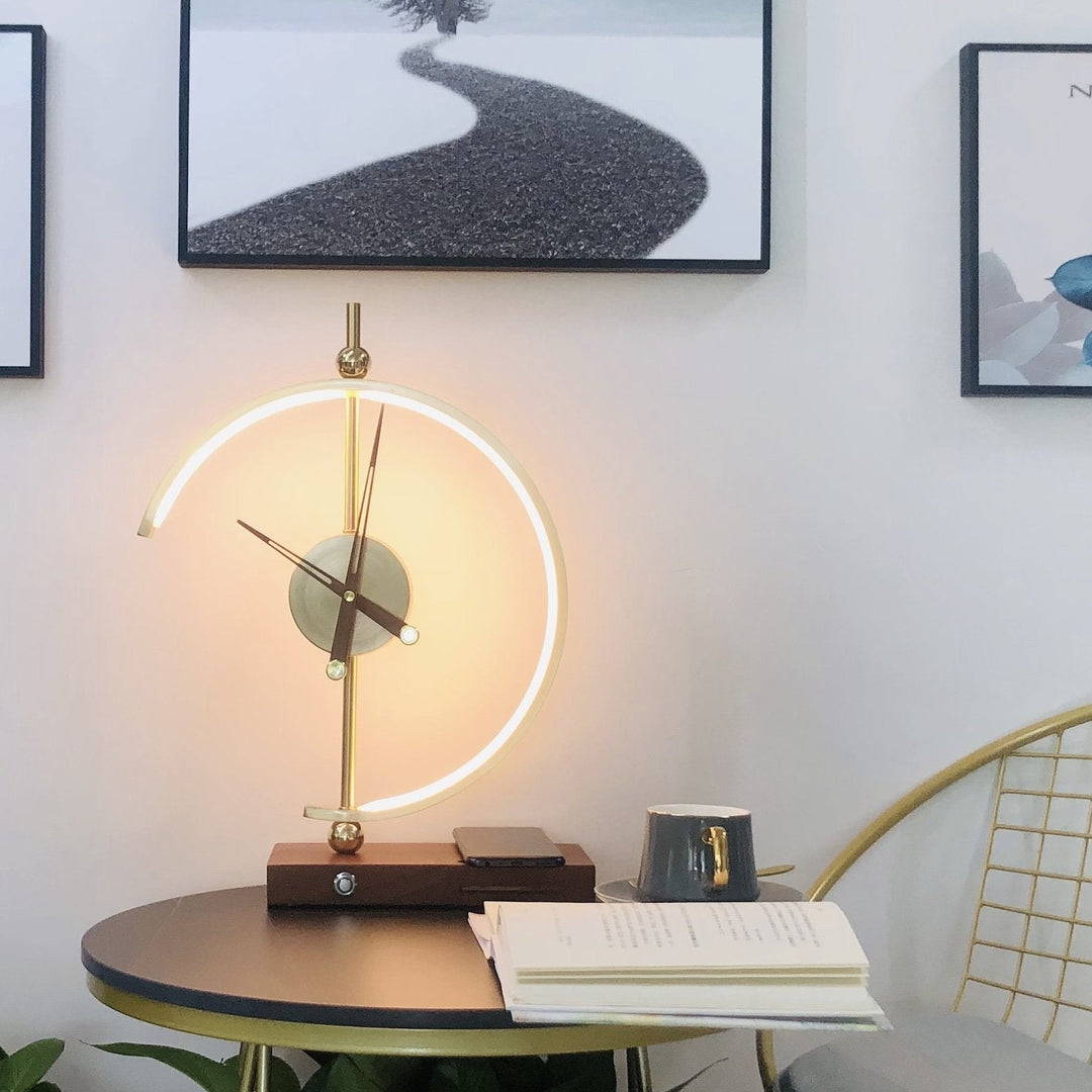 Elegante Tischlampe mit Ladegerät und Uhr