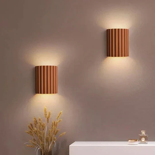 Braune Nordic LED Wandleuchte, geripptes Design, Schlafzimmer, moderne Innenbeleuchtung.