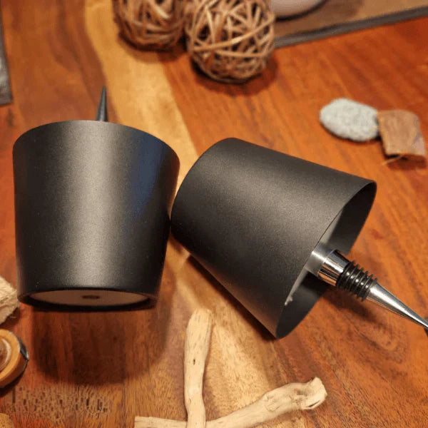 Schwarze Flaschenlampe aus Metall, modern, Tischdekoration, stilvolles Design.