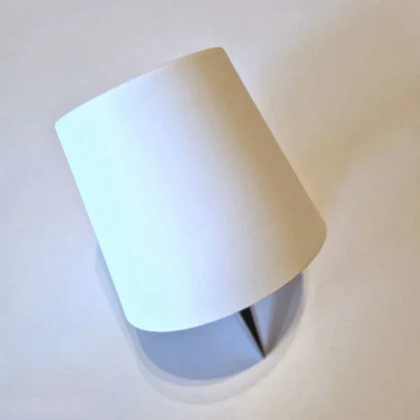 Weiße Lampenschirm aus Papier, modern, minimalistisch, Beleuchtung, Inneneinrichtung.